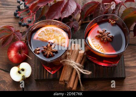 Vin chaud aux agrumes et aux épices. Couple de verres de vin d'hiver grog avec l'orange, la cannelle et l'anis Banque D'Images