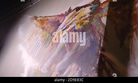 Concepteur de l'artiste dessine un aigle sur le mur. Décorateur artisan photo peintures à l'acrylique couleur d'huile. Peintre peintre vêtu de couche de peinture. À l'intérieur. Banque D'Images