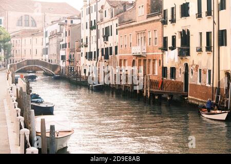 Europe, Italie, Venise, Venise, classée au patrimoine mondial de l'UNESCO, style de vie dans l'un des canaux de Venise en après-midi Banque D'Images