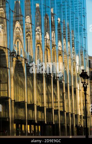 LA SAMARITAINE N'ATTEND QUE LE TEMPS PARFAIT POUR ROUVRIR Banque D'Images