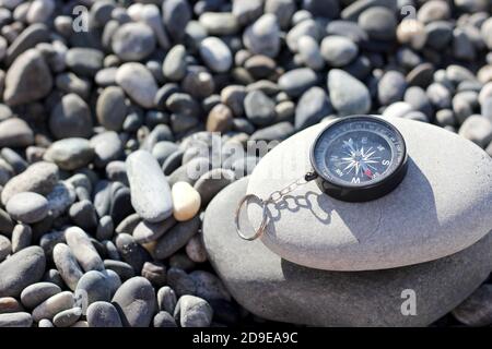 boussole sur les rochers de la côte de la mer noire Banque D'Images