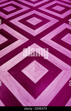 Image verticale de motif géométrique en bois rose et violet sol Banque D'Images