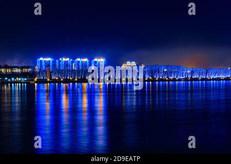 Blagoveshchensk, Russie - 25 juin 2020 : vue de la ville chinoise de Heihe depuis le remblai de la ville de Blagoveshchensk. Lumières de la ville nocturne Banque D'Images