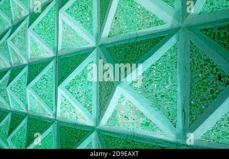 Neo menthe vert géométrique motif 3d mur en béton dans perspective décroissante Banque D'Images