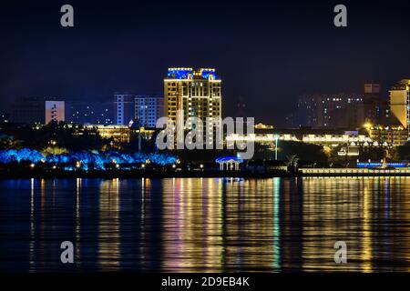 Blagoveshchensk, Russie - 25 juin 2020 : vue de la ville chinoise de Heihe depuis le remblai de la ville de Blagoveshchensk. Lumières de la ville nocturne Banque D'Images