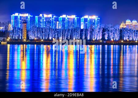 Blagoveshchensk, Russie - 25 juin 2020 : vue de la ville chinoise de Heihe depuis le remblai de la ville de Blagoveshchensk. Lumières de la ville nocturne Banque D'Images