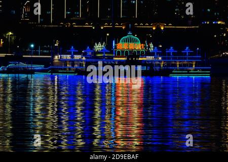 Blagoveshchensk, Russie - 25 juin 2020 : vue de la ville chinoise de Heihe depuis le remblai de la ville de Blagoveshchensk. Lumières de la ville nocturne Banque D'Images