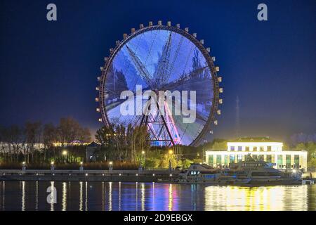 Blagoveshchensk, Russie - 25 juin 2020 : vue de la ville chinoise de Heihe depuis le remblai de la ville de Blagoveshchensk. Lumières de la ville nocturne Banque D'Images