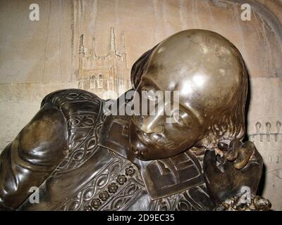 Londres, Royaume-Uni, 2 juin 2009 : la statue de William Shakespeare dévoilée en 1912 à la cathédrale de Southwark, qui était un dramaturge élisabéthain de Tudor, un pape Banque D'Images