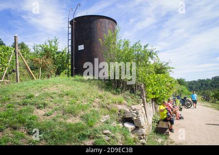 Les cyclistes se reposent sur un kiosque à Sobes Vineyard, l'un des plus anciens sites viticoles de Moravie, dans le parc national de Podyji, près de la frontière sud Banque D'Images