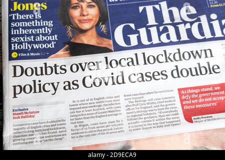 « en attente de la politique de verrouillage locale, les cas Covid doublent » Titre de la première page du journal Guardian le 2 octobre 2020 Londres Angleterre Royaume-Uni Banque D'Images