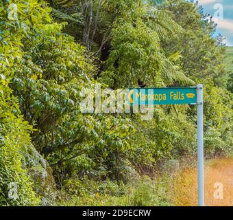 Panneau routier pour Marokopa Falls, Île du Nord, Nouvelle-Zélande Banque D'Images