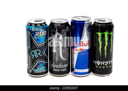 Londres, Royaume-Uni, 14 octobre 2020 : boîtes de boissons Rocksar, Reletless, Red Bull & Monster Energy isolées sur fond blanc Banque D'Images