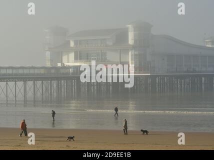 Bristol, Royaume-Uni. 05ème novembre 2020. 5ème année 2020. Brouillard épais à Weston Super Mare dans le nord du Somerset le premier jour de l'éclusage national Covid-19. Crédit photo : Robert Timoney/Alay Live News Banque D'Images