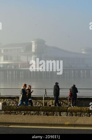 Bristol, Royaume-Uni. 05ème novembre 2020. 5ème année 2020. Brouillard épais à Weston Super Mare dans le nord du Somerset le premier jour de l'éclusage national Covid-19. Crédit photo : Robert Timoney/Alay Live News Banque D'Images