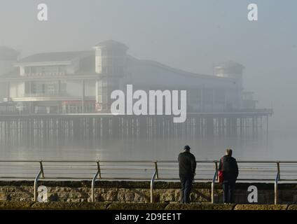 Bristol, Royaume-Uni. 05ème novembre 2020. 5ème année 2020. Brouillard épais à Weston Super Mare dans le nord du Somerset le premier jour de l'éclusage national Covid-19. Crédit photo : Robert Timoney/Alay Live News Banque D'Images