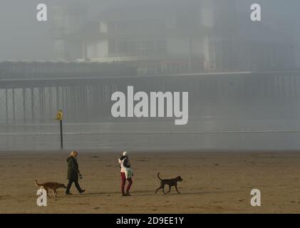 Bristol, Royaume-Uni. 05ème novembre 2020. 5ème année 2020. Brouillard épais à Weston Super Mare dans le nord du Somerset le premier jour de l'éclusage national Covid-19. Crédit photo : Robert Timoney/Alay Live News Banque D'Images