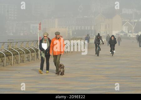 Bristol, Royaume-Uni. 05ème novembre 2020. 5ème année 2020. Brouillard épais à Weston Super Mare dans le nord du Somerset le premier jour de l'éclusage national Covid-19. Crédit photo : Robert Timoney/Alay Live News Banque D'Images