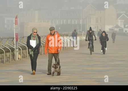 Bristol, Royaume-Uni. 05ème novembre 2020. 5ème année 2020. Brouillard épais à Weston Super Mare dans le nord du Somerset le premier jour de l'éclusage national Covid-19. Crédit photo : Robert Timoney/Alay Live News Banque D'Images