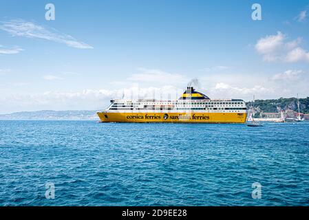 Un ferry quitte le port de la ville de Nice et se dirige vers la Corse. Le navire, Pascal Lota, a été introduit en 2017. Banque D'Images