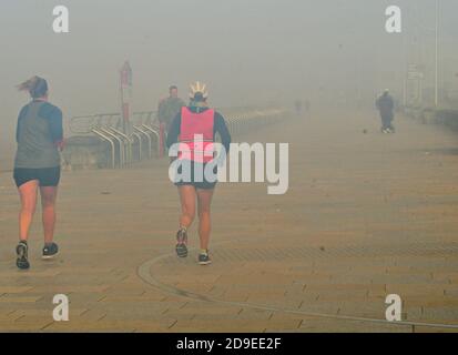 Bristol, Royaume-Uni. 05ème novembre 2020. 5ème année 2020. Brouillard épais à Weston Super Mare dans le nord du Somerset le premier jour de l'éclusage national Covid-19. Crédit photo : Robert Timoney/Alay Live News Banque D'Images