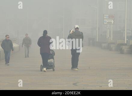 Bristol, Royaume-Uni. 05ème novembre 2020. 5ème année 2020. Brouillard épais à Weston Super Mare dans le nord du Somerset le premier jour de l'éclusage national Covid-19. Crédit photo : Robert Timoney/Alay Live News Banque D'Images