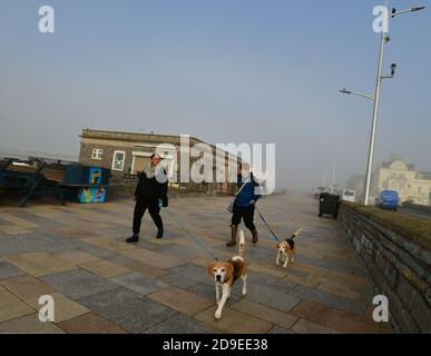 Bristol, Royaume-Uni. 05ème novembre 2020. 5ème année 2020. Brouillard épais à Weston Super Mare dans le nord du Somerset le premier jour de l'éclusage national Covid-19. Crédit photo : Robert Timoney/Alay Live News Banque D'Images