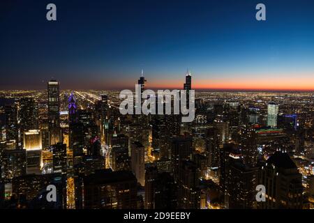 Vue panoramique aérienne sur la partie affaires avec de nombreux gratte-ciel de la ville de Chicago et sa forme dans la soirée Banque D'Images