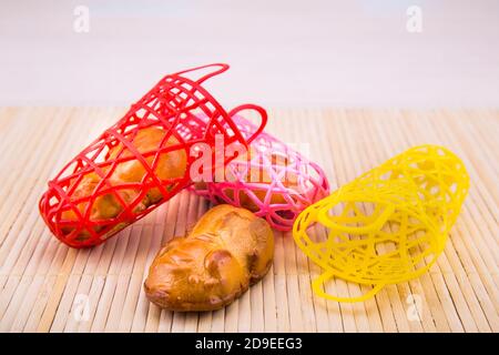 Gâteaux de lune de porc dans un panier coloré, mets chinois mi-automne Banque D'Images