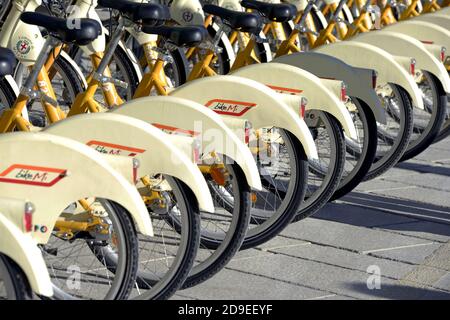 BikeMi, service de location de vélos à Milan Banque D'Images