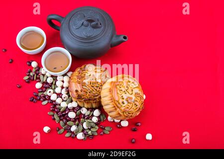 Fête de la mi-automne gâteau chinois de lune avec des ingrédients et du thé Banque D'Images