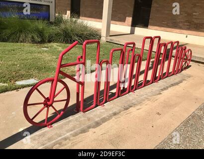 Porte-vélo rouge en forme de vélo devant De Garland Nicholson Libraripa Banque D'Images