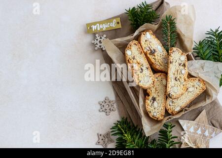 Délicieux biscuits italiens faits maison dans une boîte cadeau en papier artisanal. Idée pour un cadeau parfait pour Noël ou le nouvel an. Vue de dessus. Banque D'Images