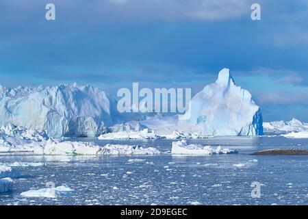 De magnifiques icebergs massifs naviguent dans la baie de Disko. Fjord d'Ilulissat, Groenland. Banque D'Images