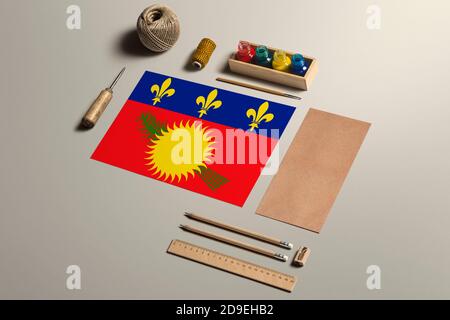 Guadeloupe calligraphie concept, accessoires et outils pour l'écriture belle, crayons, stylos, encre, pinceau, papier d'artisanat et carton fabrication sur bois Banque D'Images