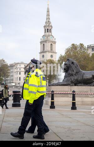 Westminster, Londres, Royaume-Uni. 5 novembre 2020. Le premier jour du second confinement au Royaume-Uni a vu des rues plus calmes, mais pas vides, à Londres. Les gens font de l'exercice ou font du déplacement. La police se prépare à une manifestation anti-verrouillage prévue et a renforcé la sécurité autour des chambres du Parlement et a enfermé les points de rassemblement populaires de Trafalgar Square Banque D'Images