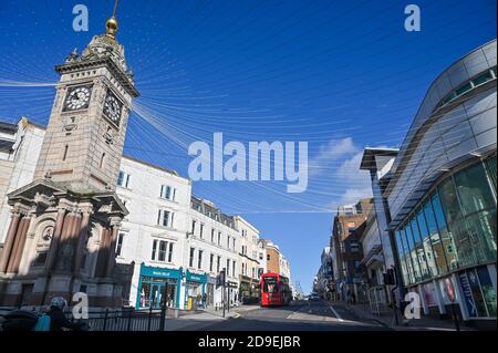 Brighton Royaume-Uni 5 novembre 2020 - les lumières de Noël par la tour de l'horloge de Brighton que les rues sont calmes le premier jour des nouvelles restrictions de verrouillage du coronavirus en Angleterre : Credit Simon Dack / Alamy Live News Banque D'Images