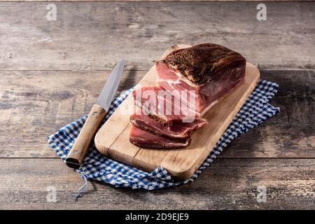 Viande séchée et fumée sur une table en bois Banque D'Images