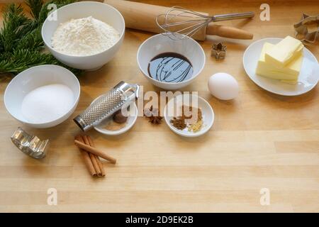 Ingrédients pour cuire des biscuits de pain d'épice de Noël sur un plan de travail en bois clair dans la cuisine, espace de copie, foyer sélectionné Banque D'Images