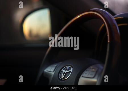 Gros plan du volant à l'intérieur de la voiture. Vue de l'intérieur noir de la toyota camry avec tableau de bord, système multimédia, direction et changement de vitesse. Le volant de direction de Toyota. Photo de haute qualité Banque D'Images