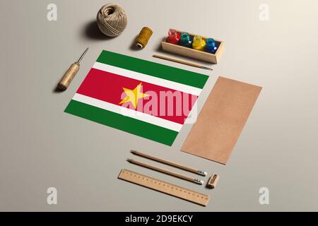 Suriname calligraphie concept, accessoires et outils pour l'écriture belle, crayons, stylos, encre, pinceau, papier d'artisanat et carton fabrication sur bois Banque D'Images