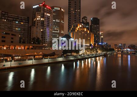 MELBOURNE, AUSTRALIE - 10 DÉCEMBRE 2014 : vue d'ensemble de Melbourne le long de la Yarra River au crépuscule. Melbourne est la capitale et la ville la plus peuplée du stat Banque D'Images