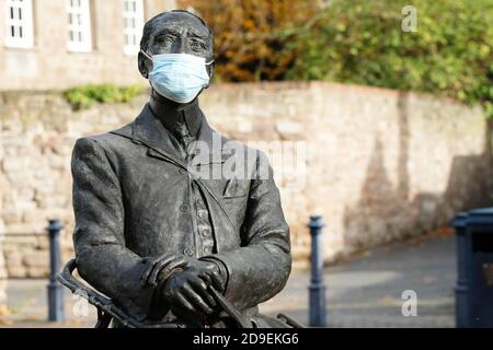 Hereford, Herefordshire, Royaume-Uni - jeudi 5 novembre 2020 - alors que l'Angleterre entre dans son second confinement Covid, un masque protecteur a été ajouté à la statue du compositeur Sir Edward Elgar sur le Cathedral Green. Elgar a vécu de nombreuses années à Herefordshire. Photo Steven May / Alamy Live News Banque D'Images