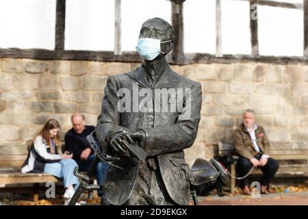 Hereford, Herefordshire, Royaume-Uni - jeudi 5 novembre 2020 - alors que l'Angleterre entre dans son second confinement Covid, un masque protecteur a été ajouté à la statue du compositeur Sir Edward Elgar sur le Cathedral Green. Elgar a vécu de nombreuses années à Herefordshire. Photo Steven May / Alamy Live News Banque D'Images