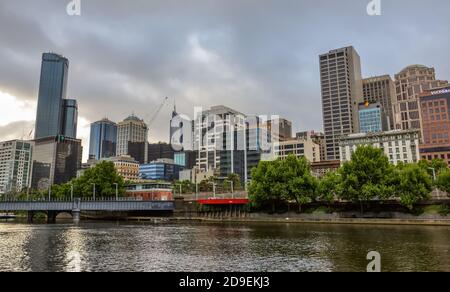 MELBOURNE, AUSTRALIE - 10 DÉCEMBRE 2014 : vue d'horizon de Melbourne. Vue sur la Yarra River. Melbourne est la capitale et de l'état de Victoria, et le Banque D'Images