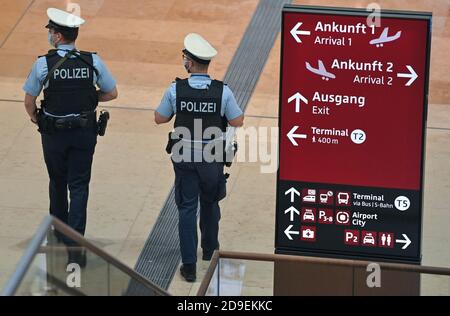 05 novembre 2020, Brandebourg, Schönefeld: Deux policiers passent par le terminal 1 de l'aéroport de Berlin Brandenburg 'Willy Brandt' (BER). Photo: Patrick Pleul/dpa-Zentralbild/dpa Banque D'Images