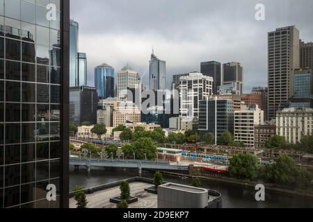 MELBOURNE, AUSTRALIE - 10 DÉCEMBRE 2014 : ligne d'horizon de Melbourne avec lignes de métro. Melbourne est la capitale et la ville la plus peuplée de l'État de Victoria Banque D'Images