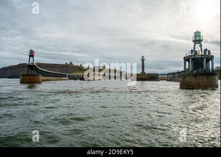 Une vue de la mer des extrémités des jetées est et ouest et de l'embouchure du port. Whitby Harbour, Whitby, Yorkshire, Angleterre. Banque D'Images