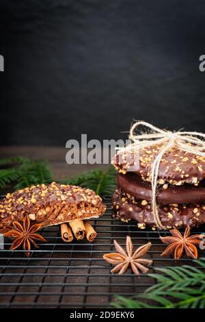 Ambiance de l'Avent et de Noël, Elisenlebkuchen avec glaçage au chocolat et noisettes, joliment décoré sur une table en bois sombre en arrière-plan Banque D'Images