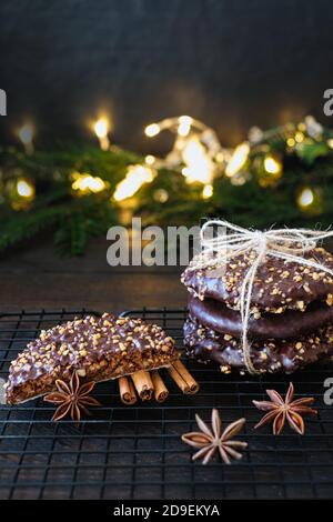 Ambiance de l'Avent et de Noël, Elisenlebkuchen avec glaçage au chocolat et noisettes, joliment décoré sur une table en bois sombre en arrière-plan Banque D'Images